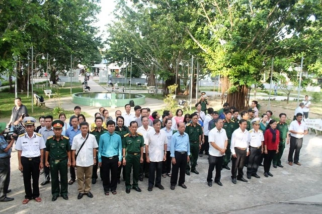 Đoàn viếng Đền Thờ Bác Hồ và các liệt sĩ cùng đồng bào bị bọn Khmer đỏ sát hại các đây hơn 40 năm trước.