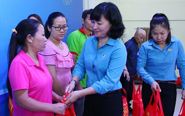 Chủ tịch LÐLÐ tỉnh Bình Dương Trương Thị Bích Hạnh thăm hỏi anh chị em công nhân.