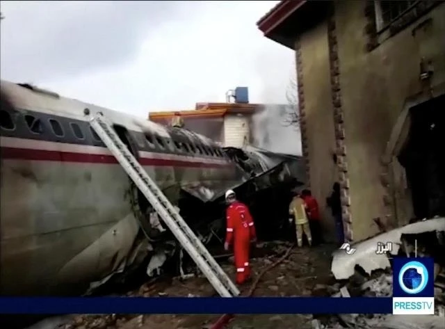 Hiện trường vụ rơi máy bay. (Ảnh: Reuters TV/Press TV)