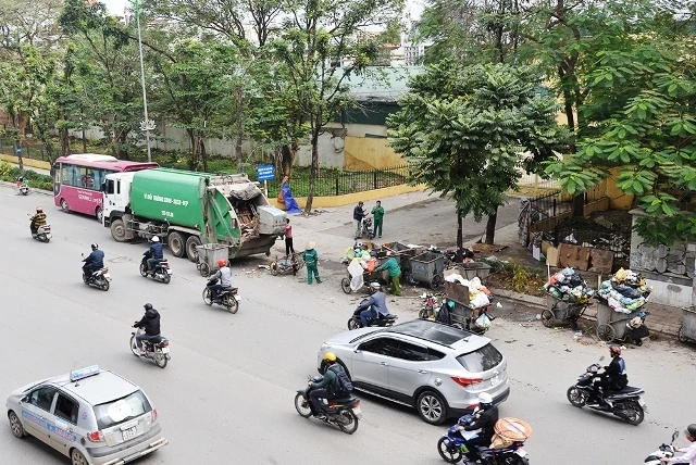 Chiều 14-1, rác tại một số điểm tập kết trên đường Nguyễn Trãi đã được đưa lên xe để vận chuyển đi đến các bãi rác dự phòng.