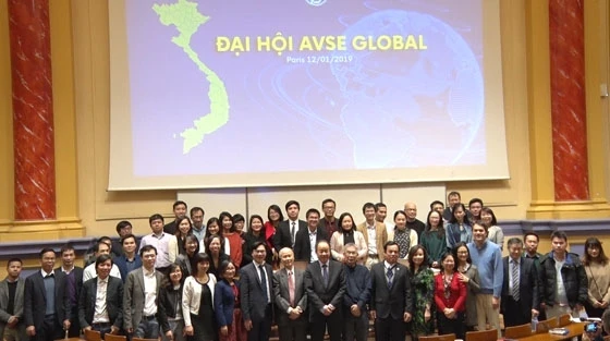 Đại sứ Nguyễn Thiệp chụp ảnh cùng các thành viên AVSE Global.