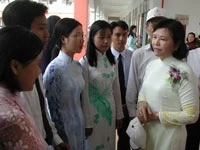 Thứ trưởng Đặng Huỳnh Mai (bìa phải) thăm hỏi các sinh viên mới ra trường về nhận nhiệm sở mới.