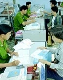 Người dân làm thủ tục nhập hộ khẩu. (Ảnh: Thanh niên)