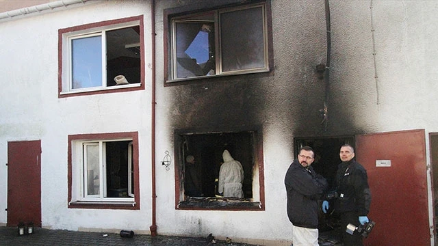 Cảnh sát Ba Lan khám nghiệm hiện trường vụ hỏa hoạn. Ảnh: AP