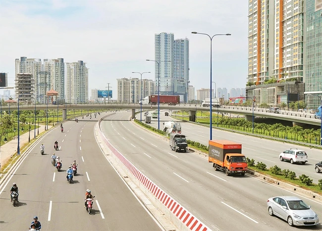 Hạ tầng giao thông TP Hồ Chí Minh không ngừng được đầu tư hoàn chỉnh theo hướng hiện đại.