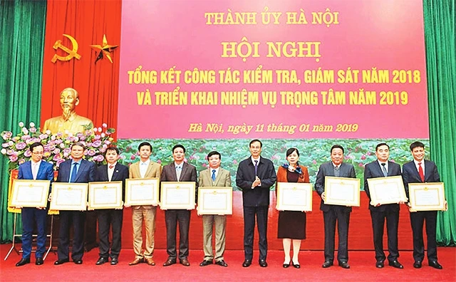Lãnh đạo Thành ủy Hà Nội trao Bằng khen của Thành ủy tặng các cá nhân xuất sắc. Ảnh: BÁ HOẠT