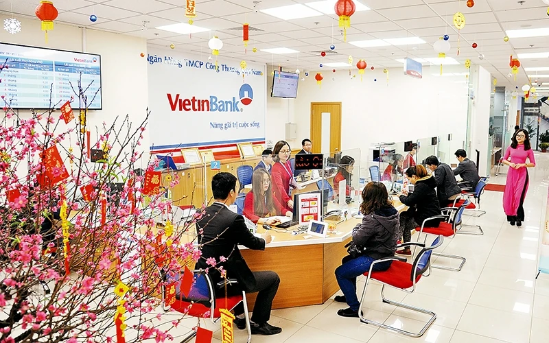 Khách hàng giao dịch tại Ngân hàng TMCP Công thương Việt Nam. Ảnh: THANH HÀ