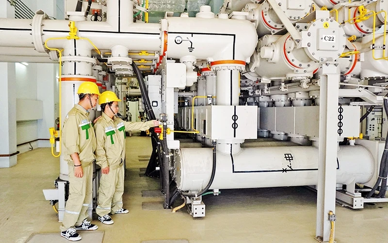 Công nhân Công ty Truyền tải điện 4 (Tổng công ty Truyền tải điện Quốc gia - EVNNPT) kiểm tra thông số vận hành thiết bị của Trạm biến áp 220kV Tao Đàn (TP Hồ Chí Minh).