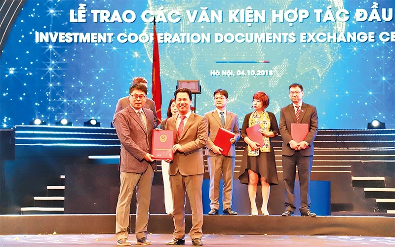 Trong khuôn khổ Hội nghị tổng kết 30 năm thu hút đầu tư nước ngoài (FDI) tại Việt Nam, Chủ tịch UBND tỉnh Hà Tĩnh Đặng Quốc Khánh đã trao giấy chứng nhận đầu tư cho các nhà đầu tư nước ngoài vào Hà Tĩ