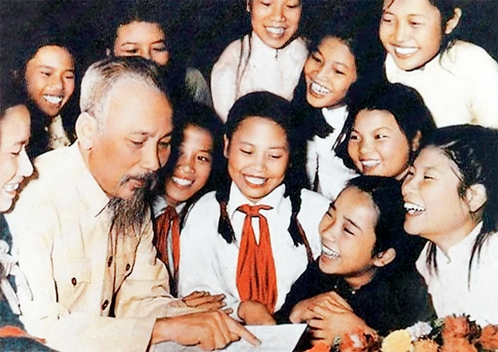 Chủ tịch Hồ Chí Minh với các học sinh Trường trung học Trưng Vương, Hà Nội (19-5-1956).