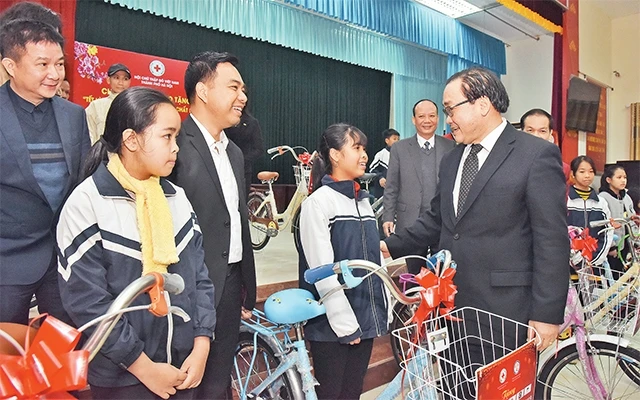 Bí thư Thành ủy Hoàng Trung Hải tặng xe đạp cho các em học sinh có hoàn cảnh khó khăn huyện Ba Vì, nhân dịp Tết Nguyên đán.Ảnh: DUY LINH