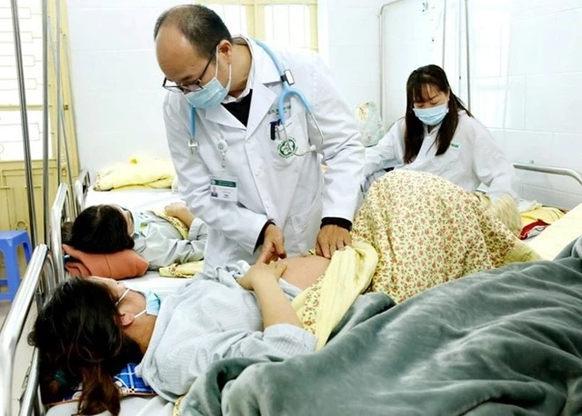 Nhiều người lớn mắc sởi nằm điều trị tại Bệnh viện Bạch Mai. 