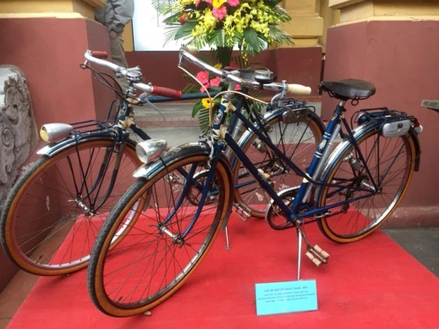 Trao tặng Bảo tàng Lịch sử Quốc gia cặp xe đạp Peugeot cổ