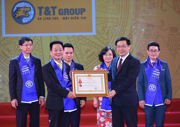 Ủy viên Bộ Chính trị, Phó Thủ tướng Vương Đình Huệ trao Huân chương Lao động hạng nhất cho Chủ tịch HĐQT kiêm Tổng Giám đốc Tập đoàn T&T Group Đỗ Quang Hiển.