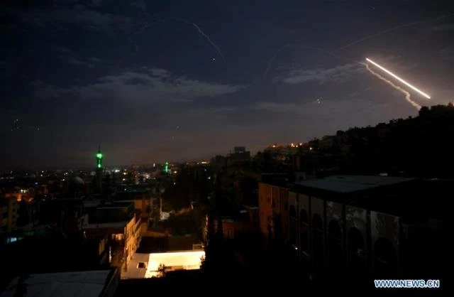 Bầu trời Damascus vào thời điểm tên lửa phòng không của Syria đáp trả vụ tấn công tên lửa của Israel, ngày 21-1. (Ảnh: Tân Hoa xã)