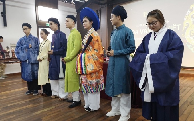 Một số trang phục do Công ty TNHH Hoa Văn Đại Việt thực hiện, được giới thiệu đến công chúng.