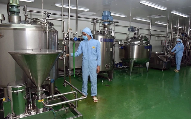 Vận hành dây chuyền sản xuất thuốc tại Công ty cổ phần Dược phẩm Bắc Ninh. Ảnh: ANH SƠN