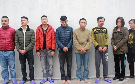 Nhóm đối tượng bị Công an huyện Hưng Nguyên tạm giữ để điều tra về hành vi cưỡng đoạt tài sản.