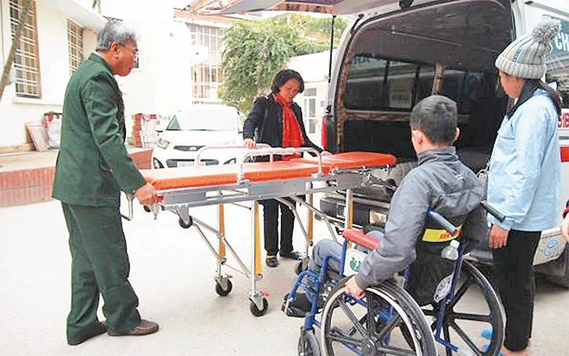 Xe cứu thương vận chuyển người bệnh nghèo của nhóm bà Phan Thị Bính. Ảnh: LÊ PHƯƠNG