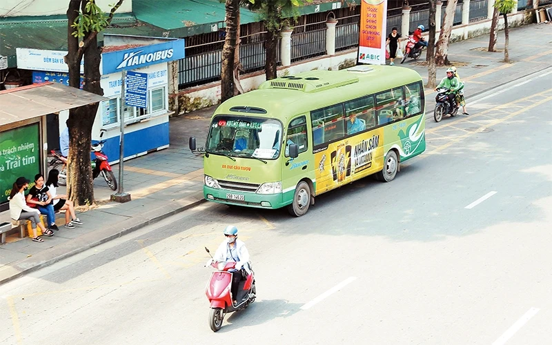 Xe buýt nhỏ hoạt động trên đường phố Hà Nội. Ảnh: HUY HÙNG