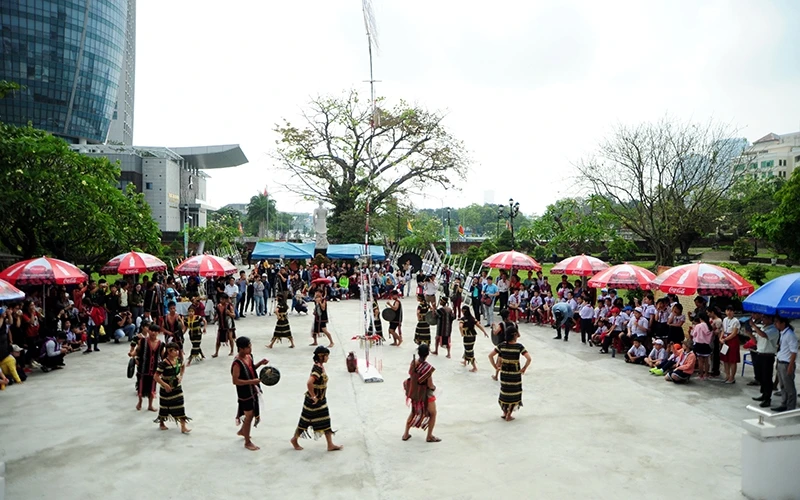 Học sinh tìm hiểu về lịch sử văn hóa dân tộc Cơ Tu tại Bảo tàng Ðà Nẵng.