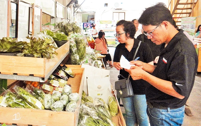 Chợ phiên Nông sản an toàn được tổ chức tại Sở Nông nghiệp và Phát triển nông thôn TP Hồ Chí Minh.