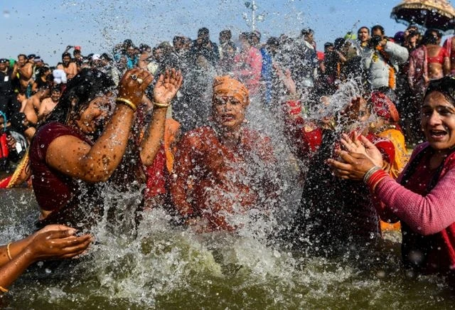 Những người theo đạo Hindu tin rằng tắm mình trong dòng nước linh thiêng sẽ thanh tẩy mọi tội lỗi của họ.