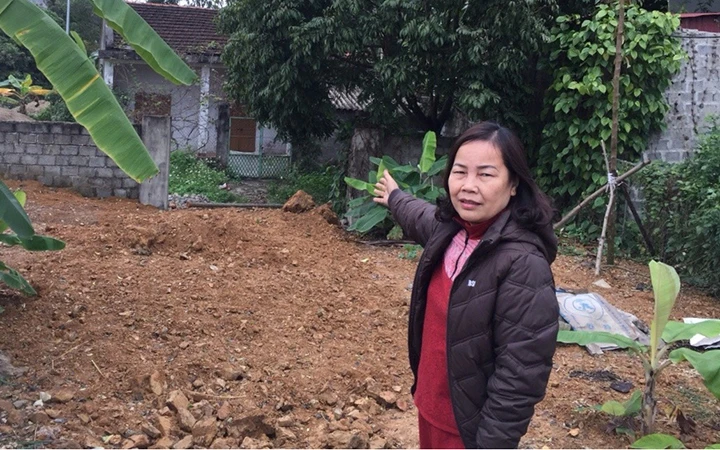 Bà Nguyễn Thị Dung (mẹ anh Nguyễn Huy Trường) tại khu đất đã trúng đấu giá, nhưng chưa được bàn giao.