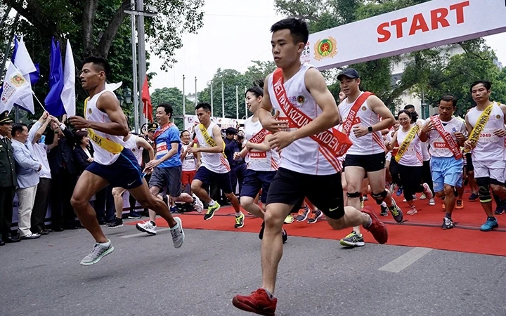 Gần 1.000 vận động viên đã tham gia giải chạy vì an toàn giao thông năm 2018.
