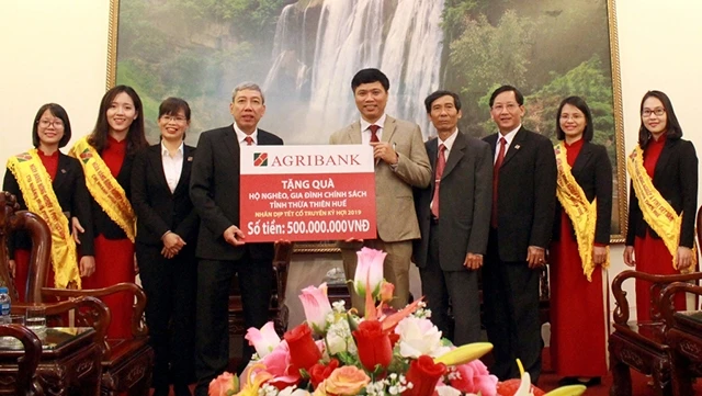 Đại diện Agribank CN Thừa Thiên - Huế trao số tiền 500 triệu đồng để ủng hộ quà Tết tặng các hộ nghèo.