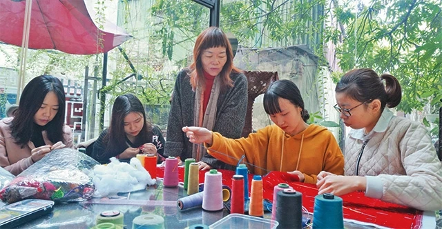 Nhà thiết kế Trịnh Bích Thủy hướng dẫn các bạn trẻ làm áo chần bông.