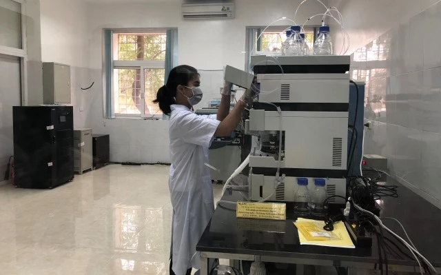 Kỹ thuật viên vận hành thiết bị trong Phòng Thí nghiệm trọng điểm nghiên cứu về dioxin.