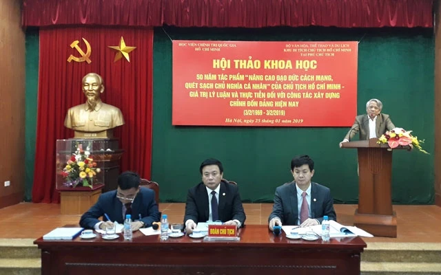 Đồng chí Nguyễn Xuân Thắng cùng các đồng chí lãnh đạo chủ trì Hội thảo.