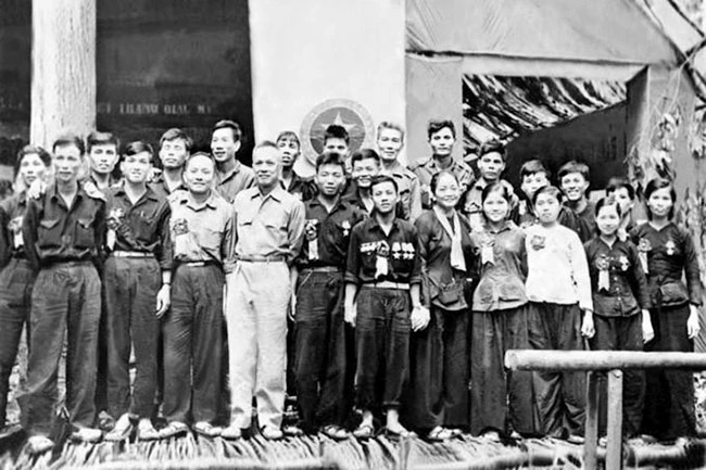 Các đại biểu dự Đại hội Anh hùng, Chiến sĩ thi đua, Dũng sĩ các Lực lượng vũ trang nhân dân miền Nam Việt Nam lần thứ hai (tháng 9-1967). Ảnh: MINH HÒA