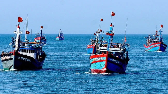 Cần chú trọng phát triển một nền kinh tế biển hiệu quả và bền vững. Trong ảnh: Ngư dân huyện Lý Sơn (Quảng Ngãi) ra khơi đánh bắt hải sản. Ảnh: PHẠM MỊNH