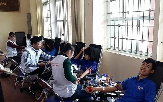 Sinh viên Trường cao đẳng Sư phạm Nam Ðịnh tham gia hiến máu tình nguyện.