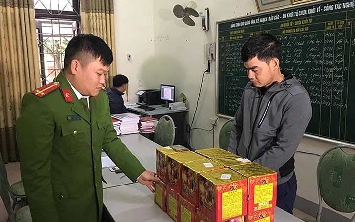 Công an huyện Anh Sơn (Nghệ An) kiểm tra tang vật một vụ tàng trữ pháo nổ. Ảnh: Đức Dương