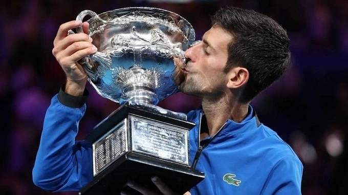 Novak Djokovic ăn mừng với chiếc cúp vô địch Australia mở rộng 2019. (Ảnh: Reuters)