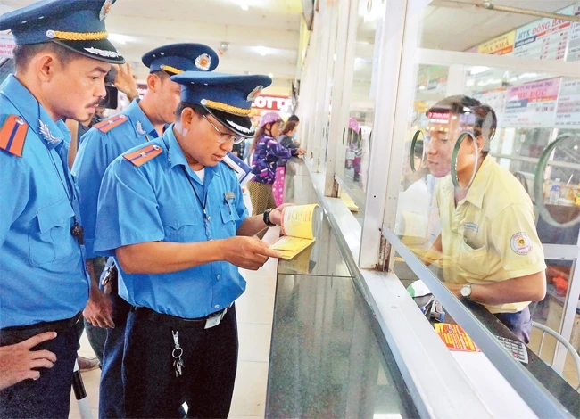 Thanh tra giao thông kiểm tra việc niêm yết giá vé tại Bến xe Miền Đông (quận Bình Thạnh).