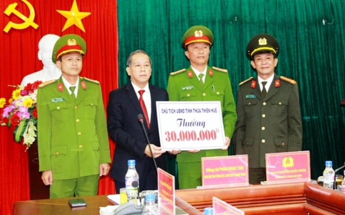 Đồng chí Phó Bí thư Tỉnh ủy, Chủ tịch UBND tỉnh Phan Ngọc Thọ đã trao số tiền 30 triệu đồng kịp thời động viên các lực lượng vừa phá chuyên án ma túy lớn tại TP Huế.