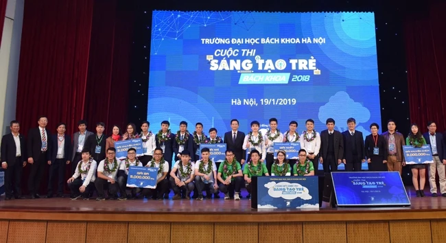 Các đội đoạt giải cuộc thi "Sáng tạo trẻ" Trường đại học Bách khoa Hà Nội năm 2018.