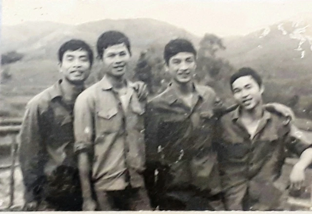 Lạng Sơn 1979. (Tác giả Nguyễn Hòa ngoài cùng bên trái)