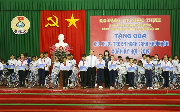 Phó Chủ tịch nước Đặng Thị Ngọc Thịnh trao tặng xe đạp cho học sinh nghèo hiếu học tại Vĩnh Long chiều 29-1.