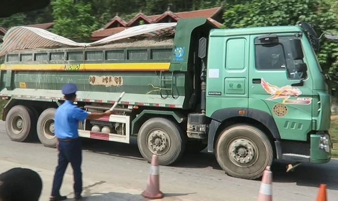 Lực lượng chức năng tỉnh Điện Biên kiểm tra xe quá tải qua trạm cân.