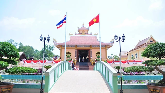 Khuôn viên rộng rãi của Khu tưởng niệm Chủ tịch Hồ Chí Minh.