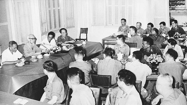 Chủ tịch Hồ Chí Minh cùng các đồng chí Lê Duẩn, Phạm Văn Đồng, Võ Nguyên Giáp gặp mặt các cán bộ cao cấp toàn quân (11-5-1969). Ảnh: TƯ LIỆU