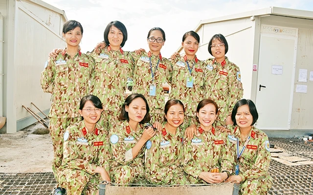 10 nữ quân nhân của Bệnh viện Dã chiến cấp 2 số 1.