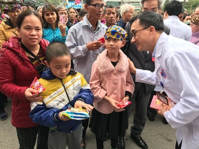 GS.TS Trần Văn Thuấn, Giám đốc Bệnh viện K, trao quà cho các bệnh nhân trên "Chuyến xe yêu thương".