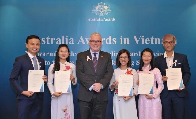 Ngài Craig Chittick, Đại sứ Australia tại Việt Nam, cùng các ứng viên nhận Học bổng Chính phủ Australia 2018