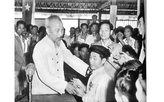 Bác Hồ thăm hỏi chiến sĩ thi đua Phạm Trung Pồn tại Hội nghị Thanh niên xã hội chủ nghĩa khu Việt Bắc năm 1960. Ảnh | TL